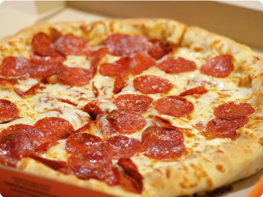 Nybakad pizza i kartong