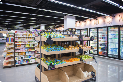 Servicebutik med välfyllda hyllor och kyldrycker
