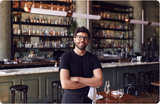 Restaurangpersonal framför baren