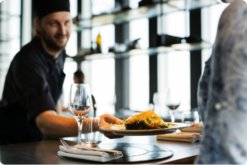 Servering av mat i en restaurang